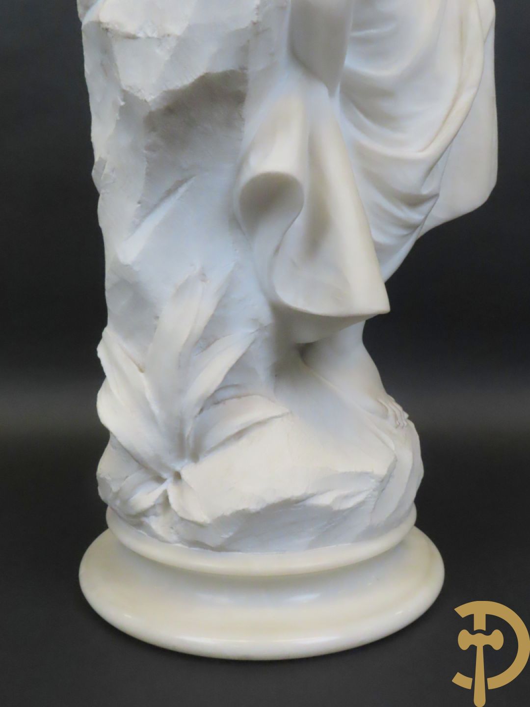 Prof. Fagioli Firenze getekend : Witte marmersculptuur van zittende dame met ontblote boezem met muziekinstrument