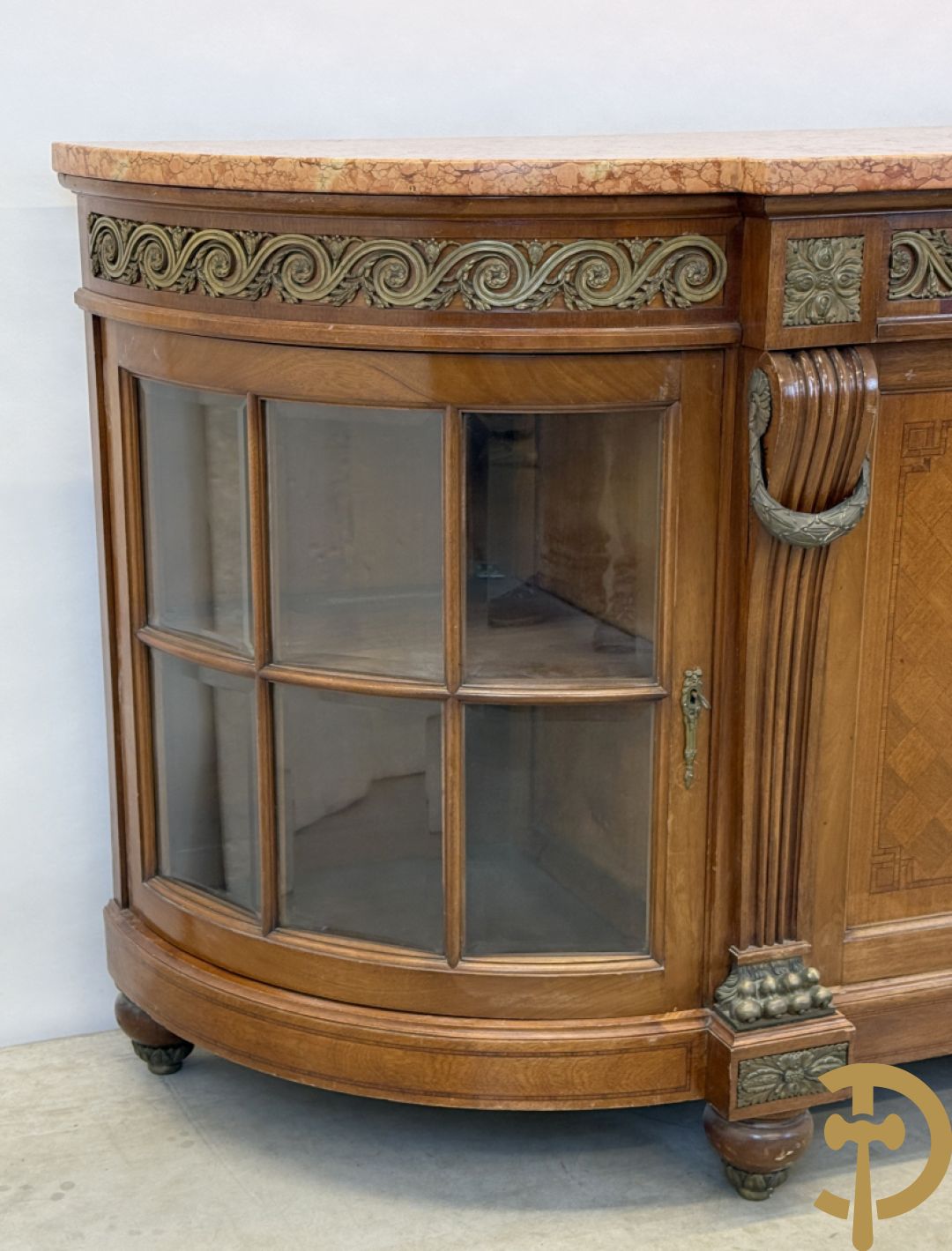 Art deco Decoene vierdeursdressoir in notelaar fineer met gebogen beglaasde deuren opzij en bezet met bronzen ornamenten - bovenaan met marmeren blad