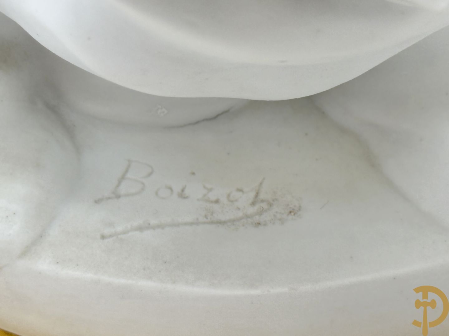 Boizet getekend, witte biscuit van Madonna met kind steunende op slang, gemerkt Sèvres, op vergulde sokkel