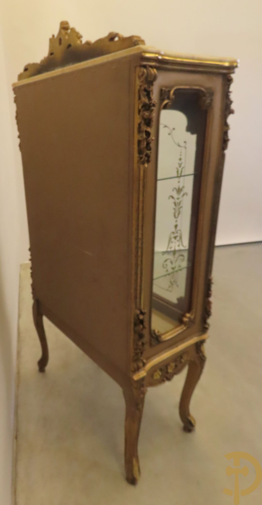 Vergulde vitrine met accanthusranken en ornamentiek in de ruiten geslepen, bovenaan bezet met marmeren blad