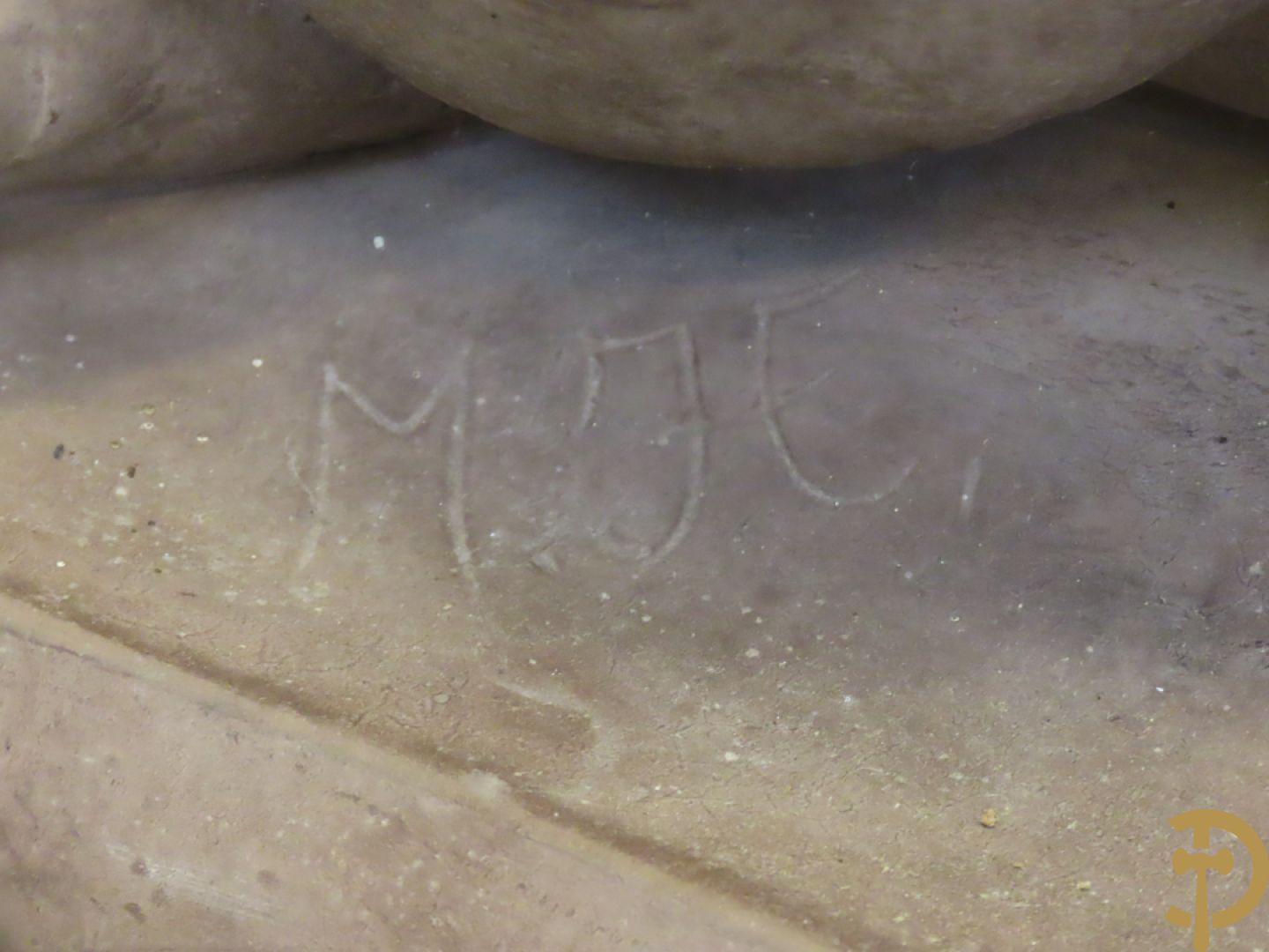 Geknielde zittende gepatineerde dame in composiet, Art deco stijl