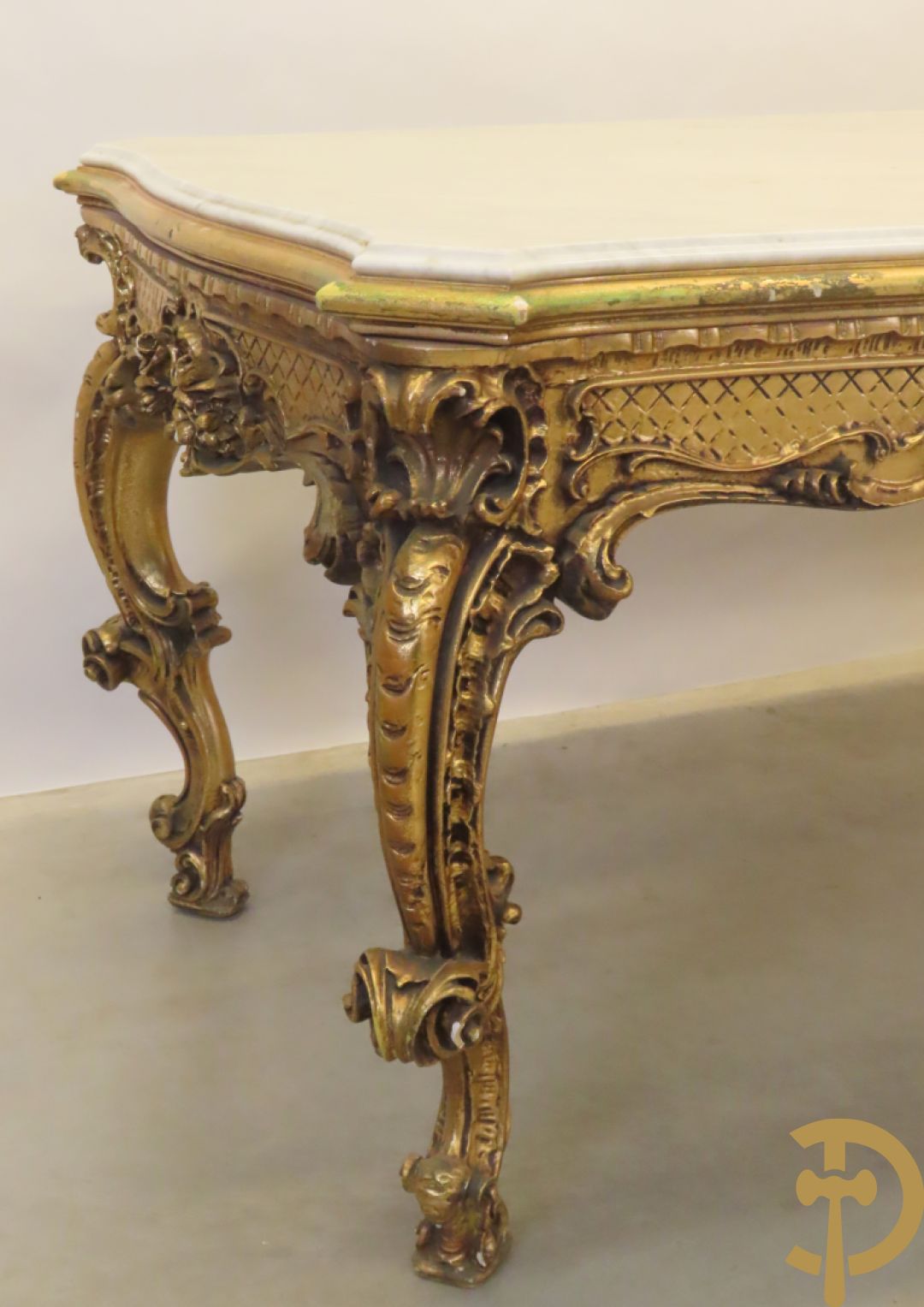 Uitzonderlijke vergulde Louis XV eetkamer bestaande uit vijfdeursdressoir met voluutvormige accanthusranken en rocailles, beschilderd met bloemenmotieven en centraal tafererel met hoornen des overvloeds + bijhorende spiegel vergulde tafel op voluutvormige poten met zes bijhorende stoelen + vitrine met accanthusranken en centrale deur, op voluutvormige poten