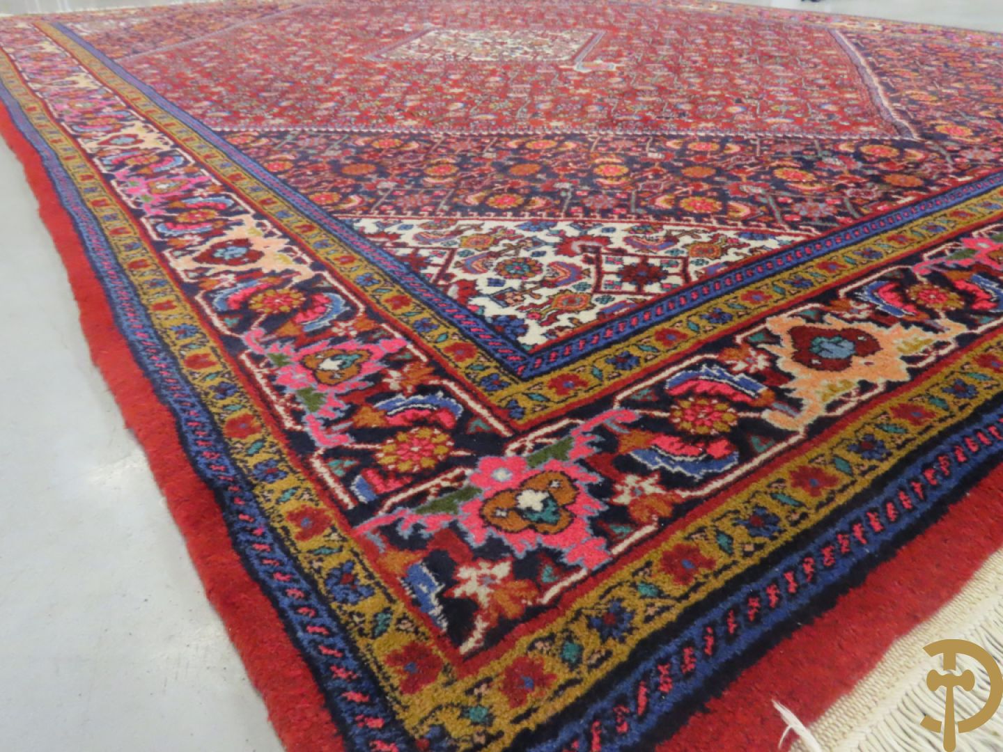 Oosters handgeknoopt tapijt met centraal decor