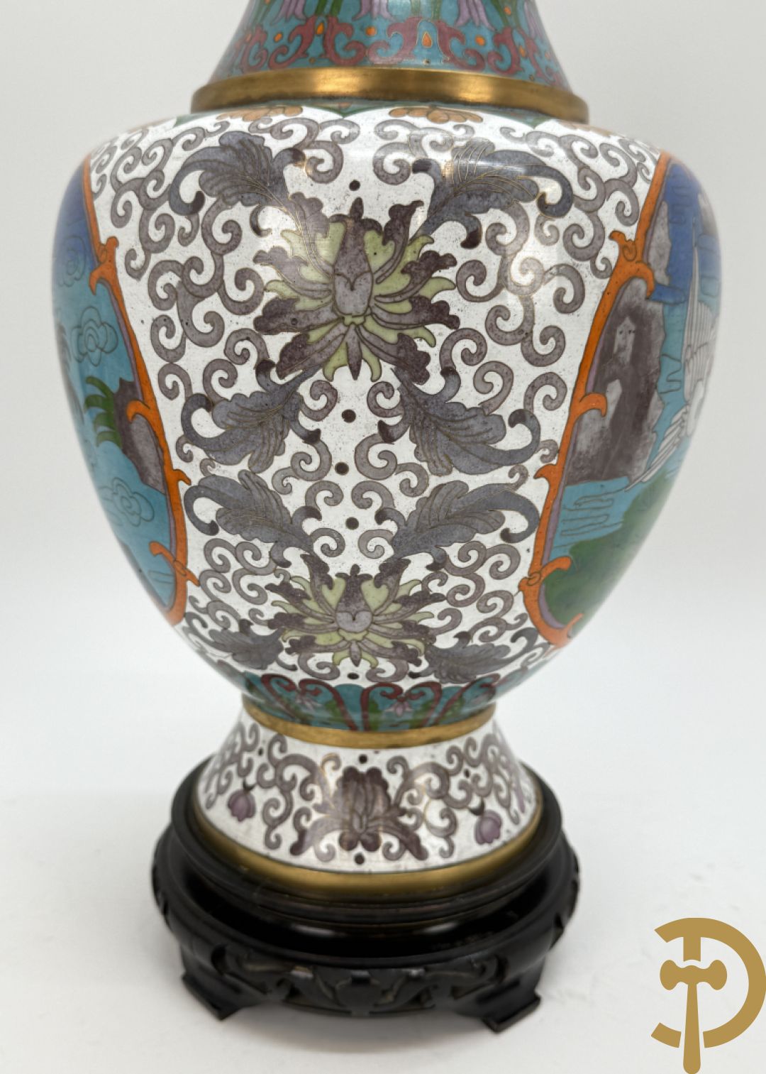 Paar cloisoné vazen met decor van vogels en bloemen op bijhorende zwarte sokkels