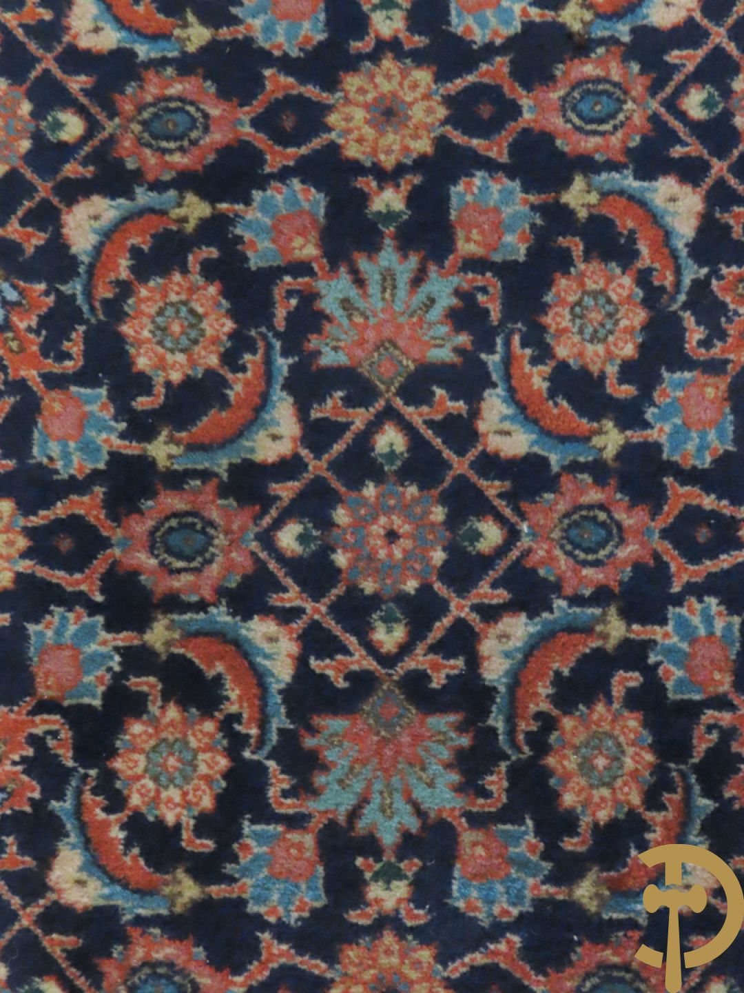 Oosters handgeknoopt tapijt met centraal decor op blauwe fond met bloemenmotieven