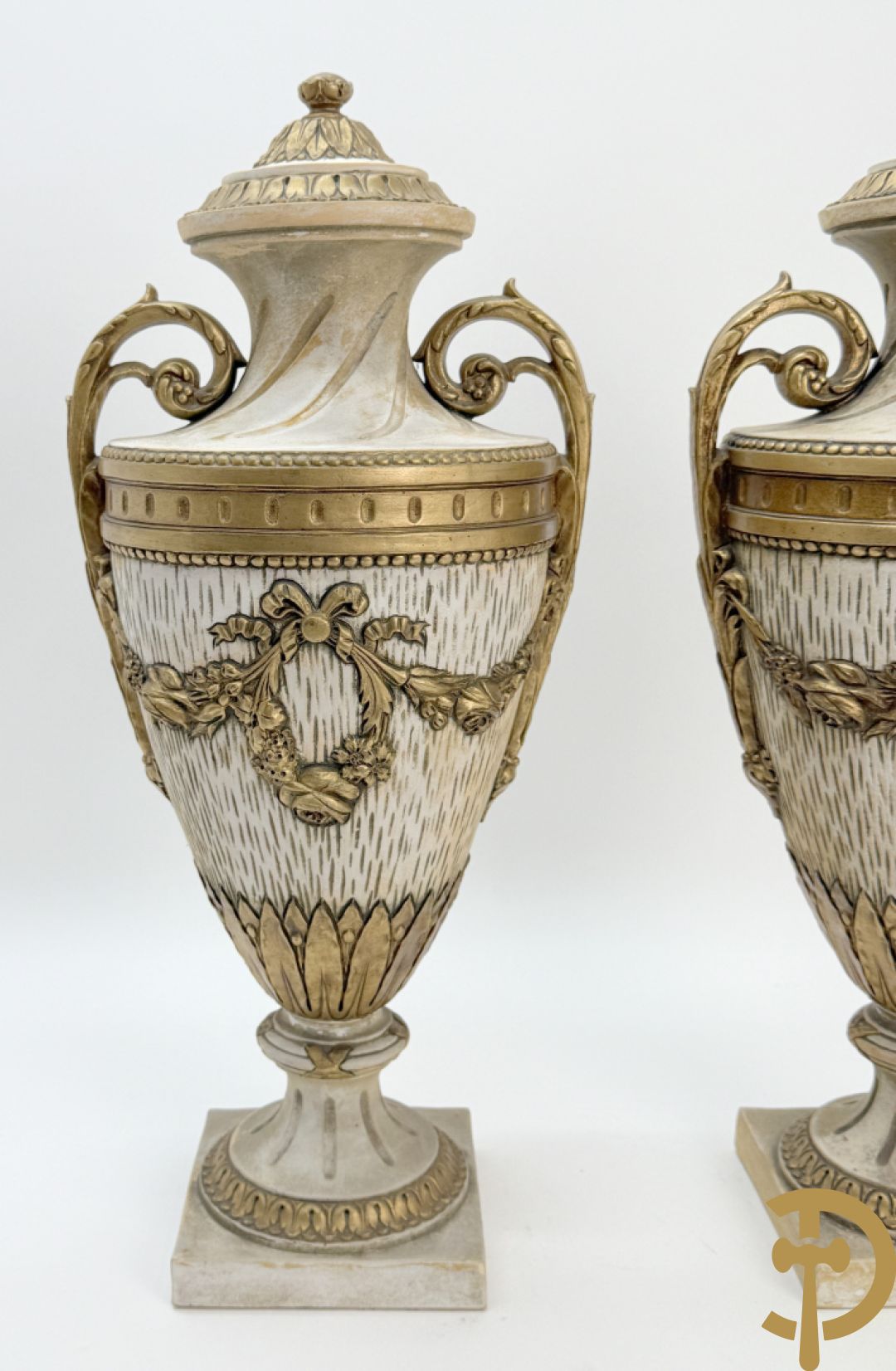 Paar cassolettes in composiet met vergulde Louis XVI motieven