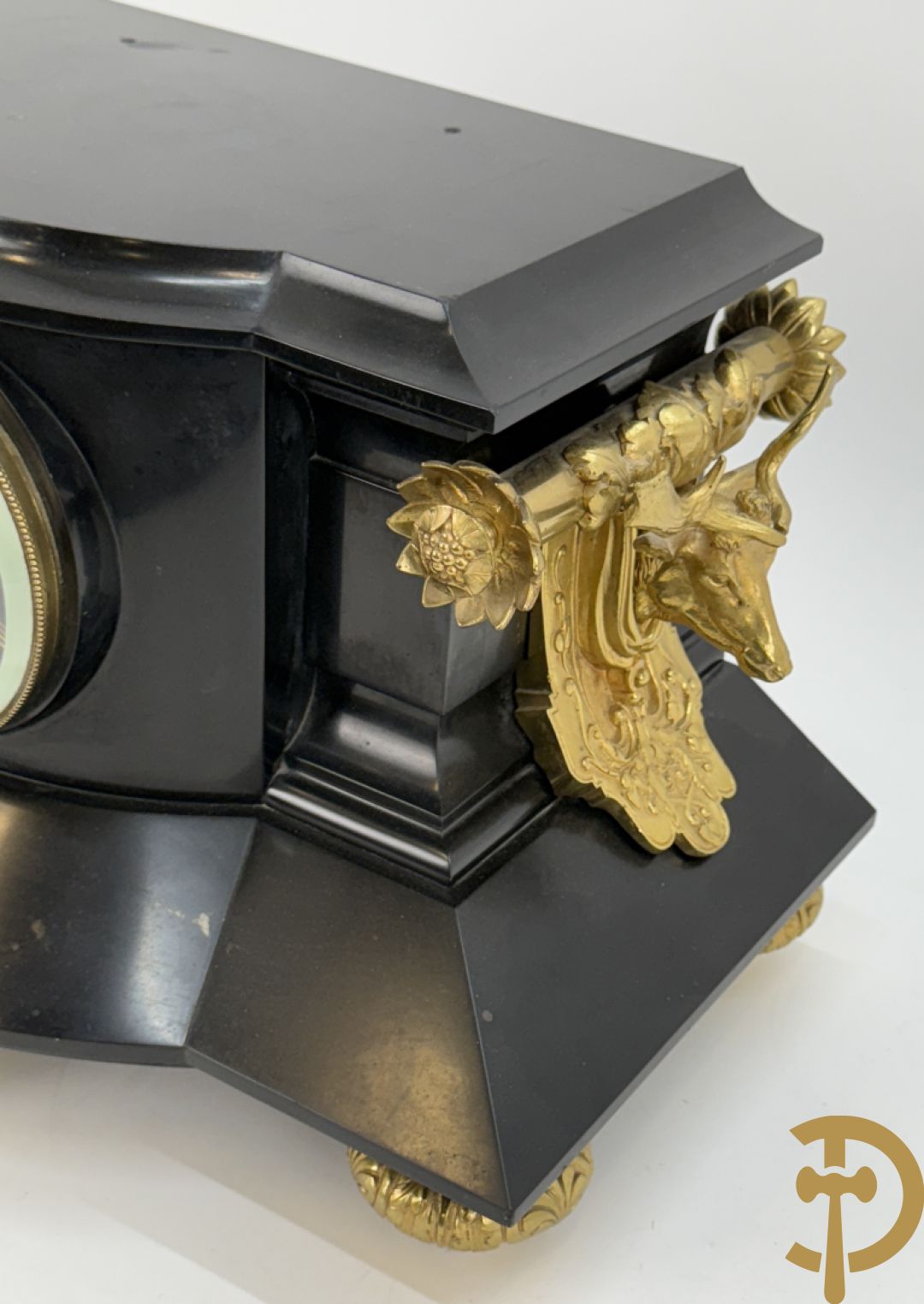 Zwart marmeren garnituur Napoleon III bestaande uit paar bronzen vuurrvergulde vijfarmige kandelaars bezet met vogels op zwarte marmeren basis met hertenkoppen + zwart marmeren middenstuk met klok bezet met hertenkoppen (zonder beeld)