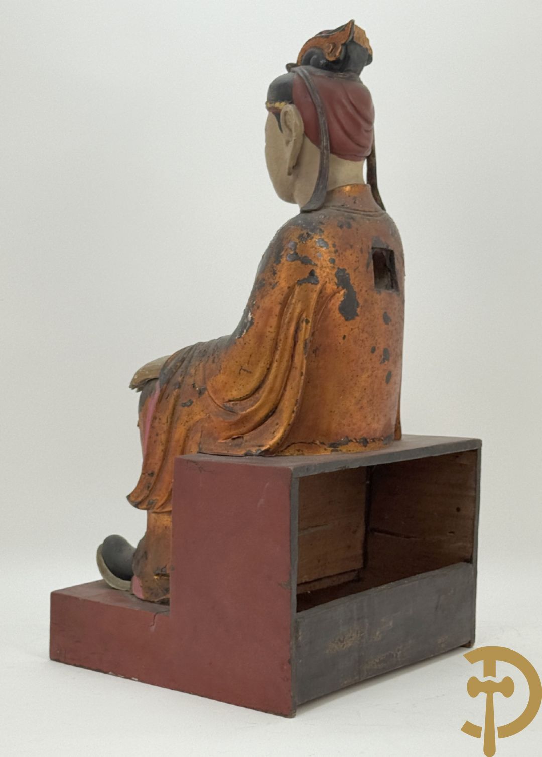 Houtgesculpteerd en gepolychromeerd zittend boedhistisch figuur