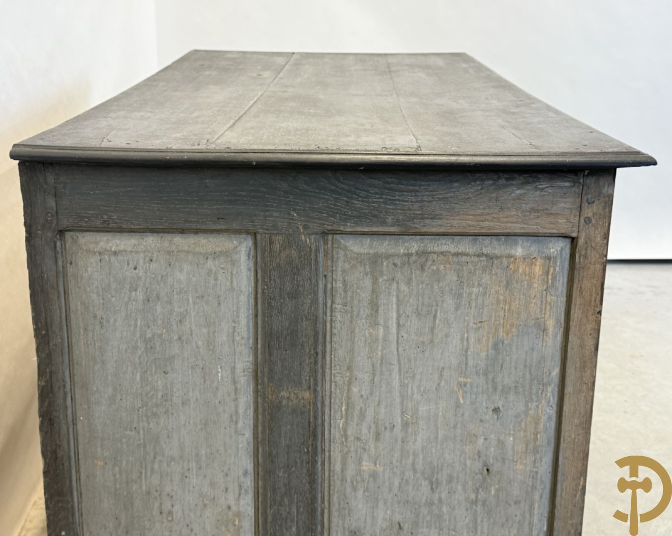 Gepatineerde tweedeursdresse met afgestoken panelen