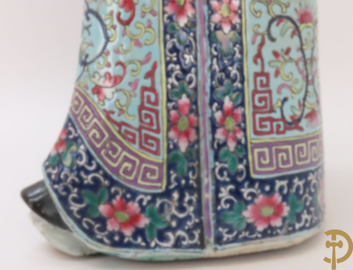 Chinese porseleinen wijsgeer dragende een kind