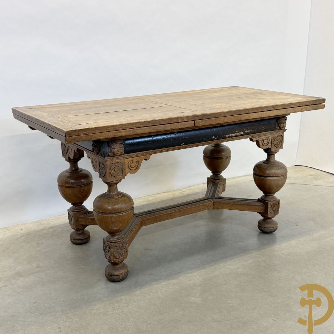 Eiken Neo Renaissance bolpoottafel bezet met rosassen en gesculpteerde kinderkopjes