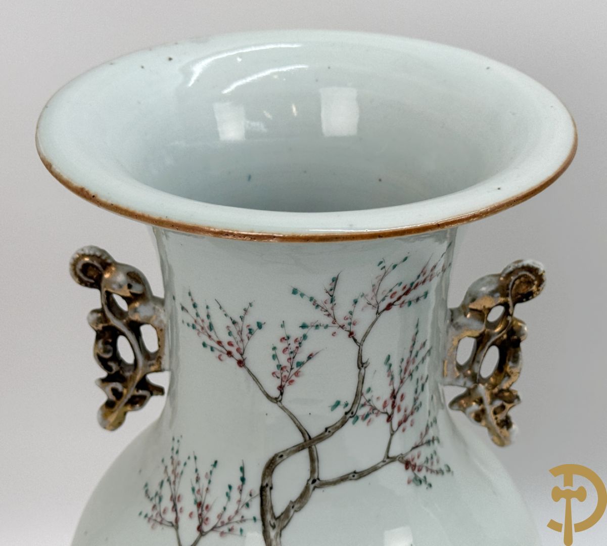 Paar Chinese porseleinen vazen met geisha decor en dames in landschap