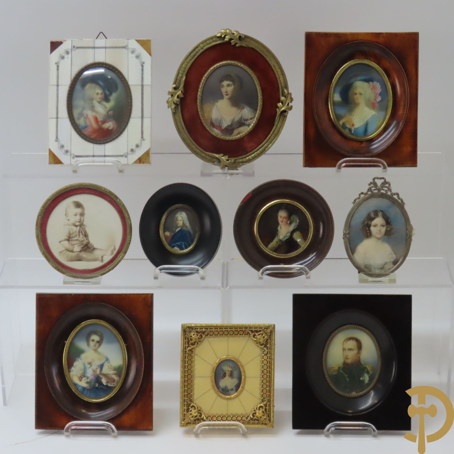 Reeks van 8 miniaturen van edeldames, waarvan 1 getekend van Nattier en 1 van Gainsbourogh + 2 ovale kadertjes