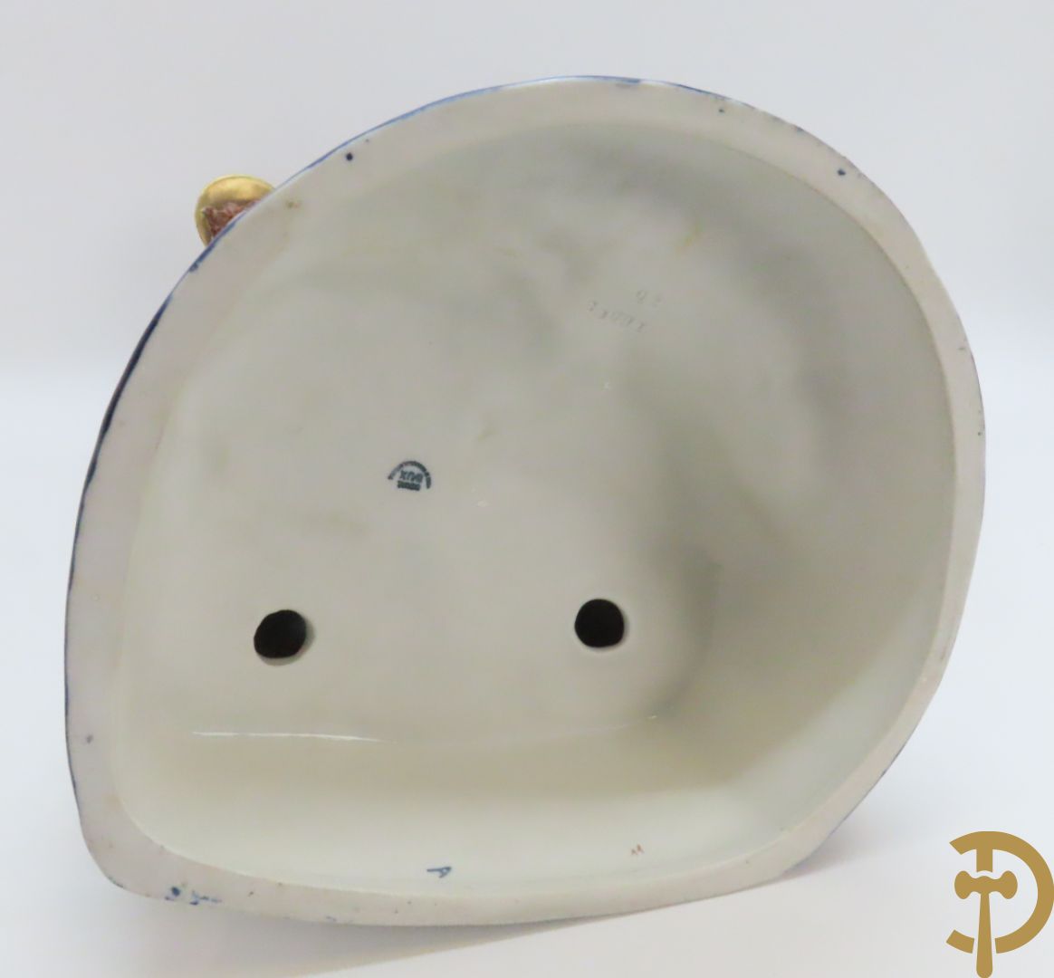 Paar Royal Dux personages van dame en heer bij de waterkraan, onderaan gemerkt en genummerd 10965 en 10563