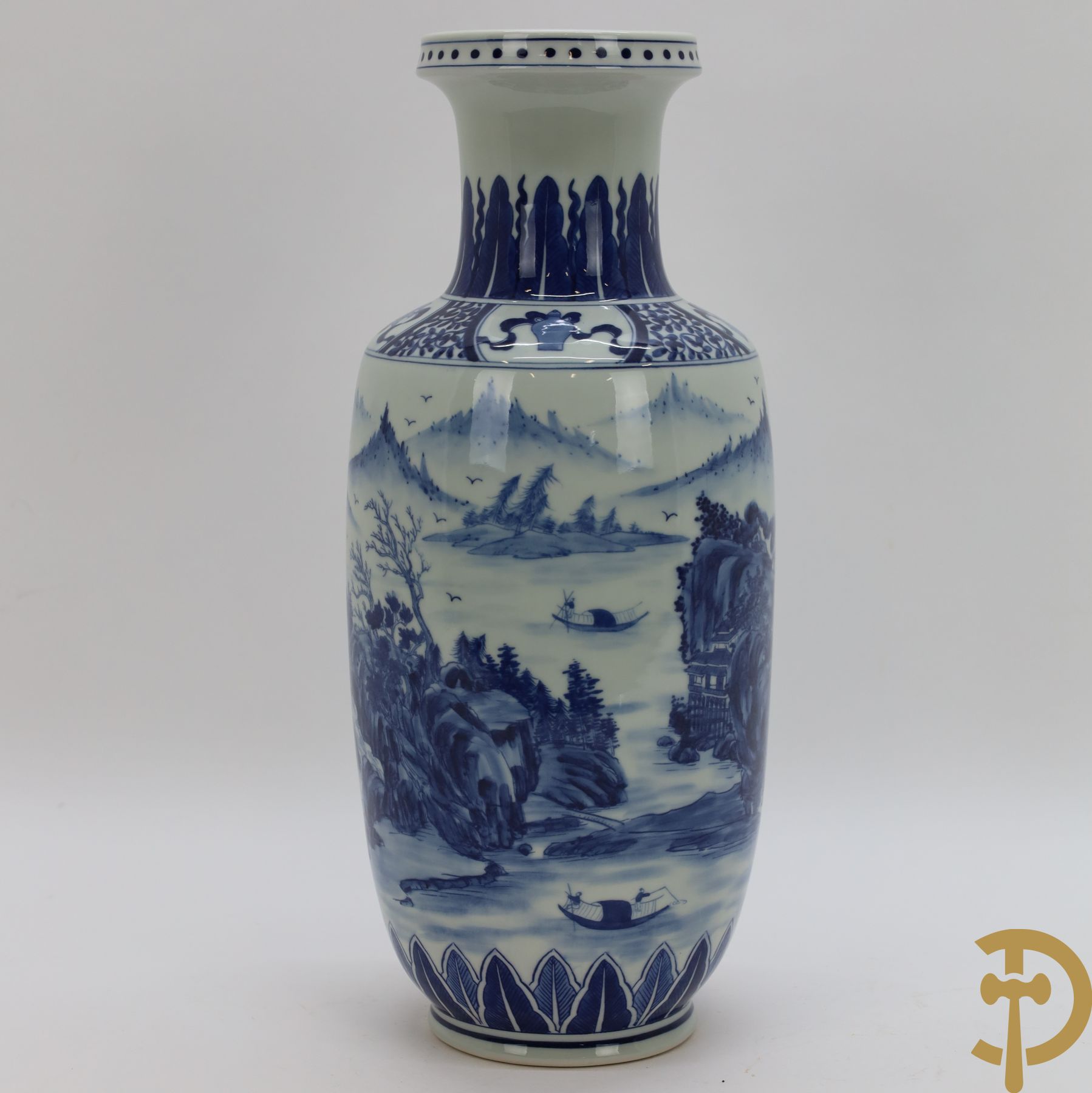 Chinese porseleinen vaas met fijn blauw/wit landschapsdecor, getekend