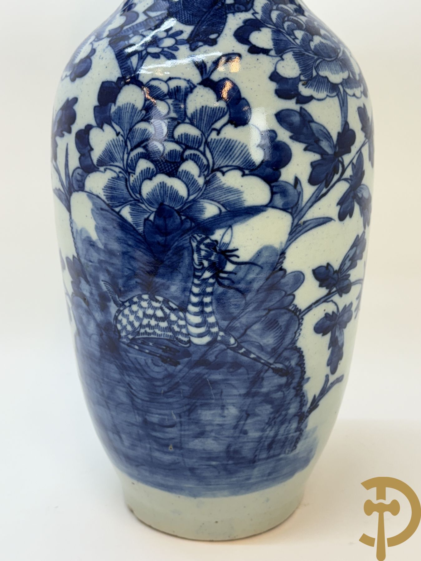 Chinese porseleinen blauw/wit vaas met bloemendecor + Gu vaas met Chinese tekens