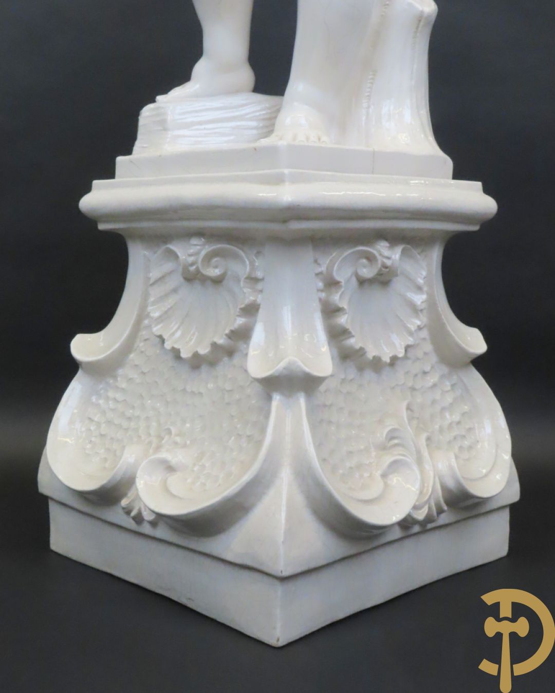 Engel met druiventrossen in Italiaanse majolica op sokkel