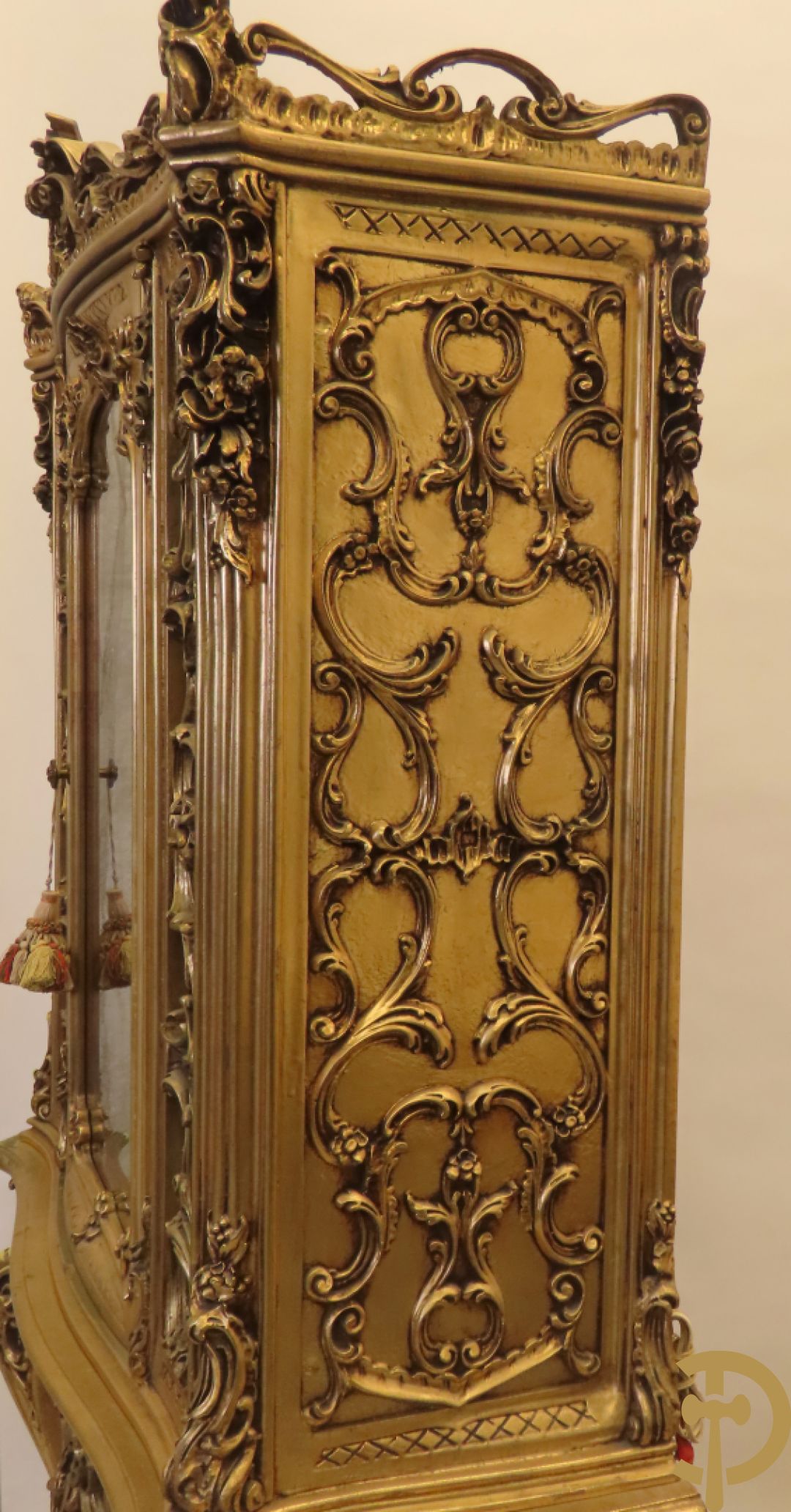 Uitzonderlijke vergulde Louis XV eetkamer bestaande uit vijfdeursdressoir met voluutvormige accanthusranken en rocailles, beschilderd met bloemenmotieven en centraal tafererel met hoornen des overvloeds + bijhorende spiegel vergulde tafel op voluutvormige poten met zes bijhorende stoelen + vitrine met accanthusranken en centrale deur, op voluutvormige poten