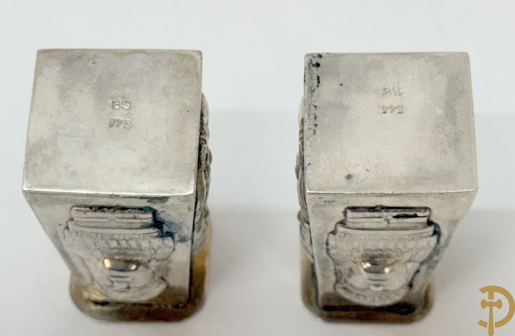 Massief zilveren schelp met lepeltje + 2 openklapbare   sucriers + peper- en zoutstel + mosterdpotje met zilveren omhulsel