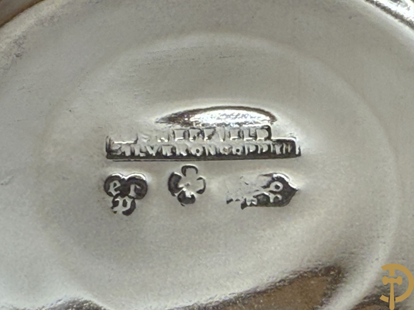 Engels verzilverd koffie- en theeset + verzilverde koekjesschaal + 2 verzilverde coupes + 2 verzilverde kandelaars + verzilverd kannetje