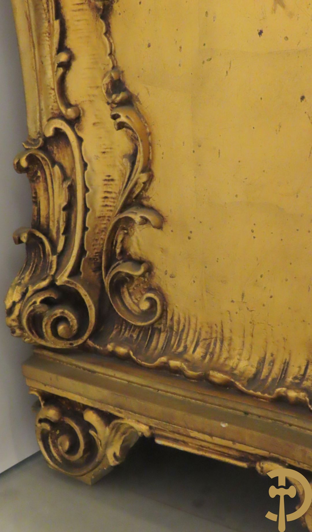 Uitzonderlijke vergulde Louis XV eetkamer bestaande uit vijfdeursdressoir met voluutvormige accanthusranken en rocailles, beschilderd met bloemenmotieven en centraal tafererel met hoornen des overvloeds + bijhorende spiegel vergulde tafel op voluutvormige poten met zes bijhorende stoelen + vitrine met accanthusranken en centrale deur, op voluutvormige poten