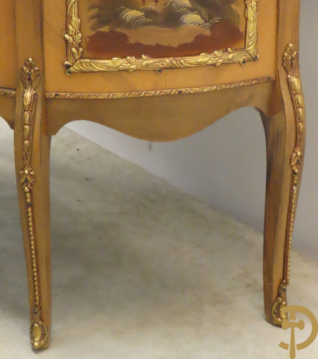 Gebogen notelaren vitrine met bronsbeslag en geanimeerd romantisch tafereel onderaan