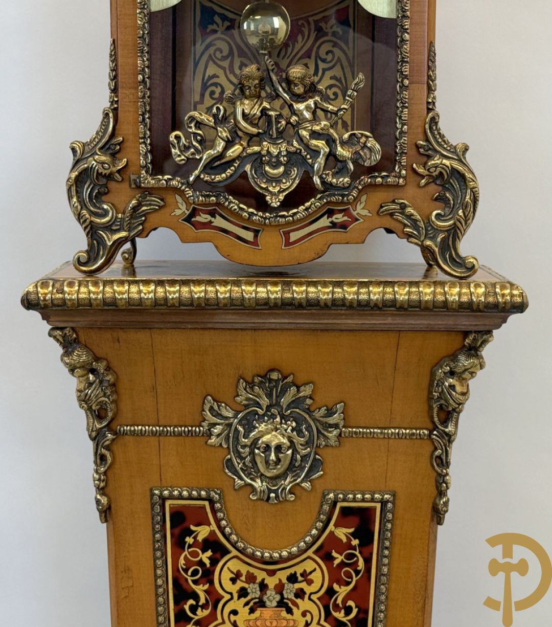 Italiaanse notelaren kartel met marqueterie en bronsbeslag, bovenaan bekroond met cupido - met bihhorende gemarqueteerde console met inleg van koper en schildpadimitatie, decor van amfoor en bronzen medusahoofd