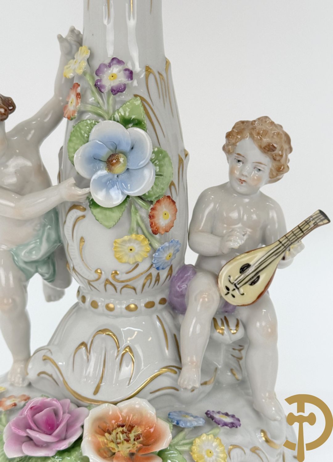 Porseleinen vijfarmige kandelaar met 2 cupido