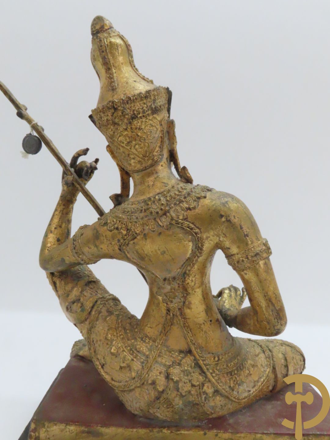 Orientaalse kopersculptuur van driekoppige olifant met boedhisatsvat + koperen boedhistische figuur met snaarinstrument