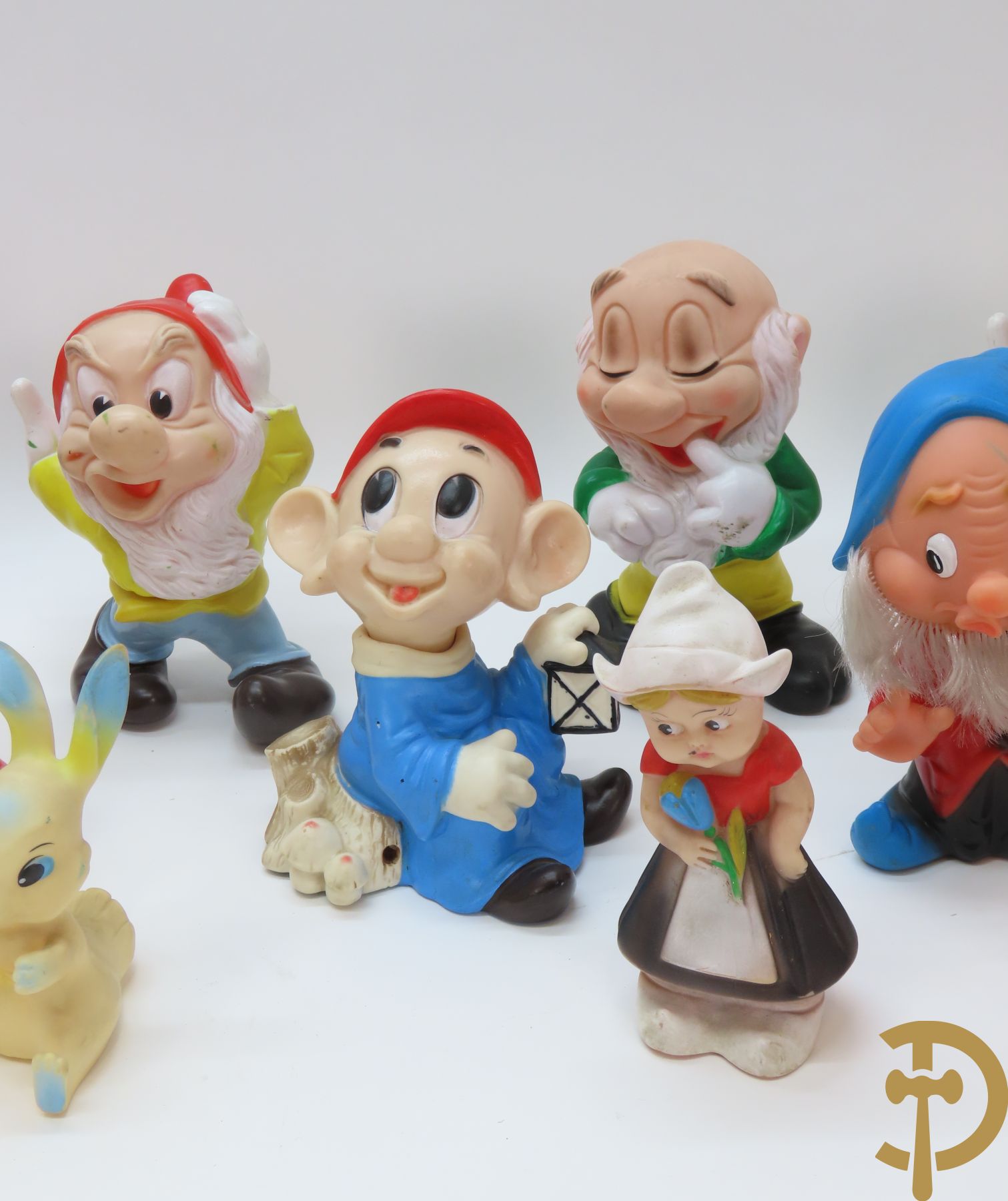 Gummi speelgoedfiguren Walt Disney Productions : 2 biggetjes, Donald Duck 1962, Huey, 3 dwergen + speelgoedfiguren van Rubber Toys : muis en Hollands Boerinnetje + beertje van Hanna Barbera 1965