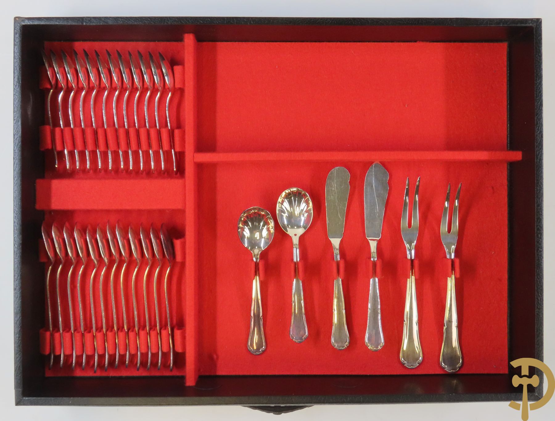 Massief zilveren Duits bestek in koffer bestaande uit 12 lepels, 12 vorken, 12 dessertlepels, 12 dessertvorken, 12 messen, 12 dessertmessen, 12 visvorken, 12 vislepels, 12 ijslepels, 12 mokkalepels, 12 kreeftenvorken, 12 kleine vorkjes, 3 koffielepeltjes en 14 losse stukken