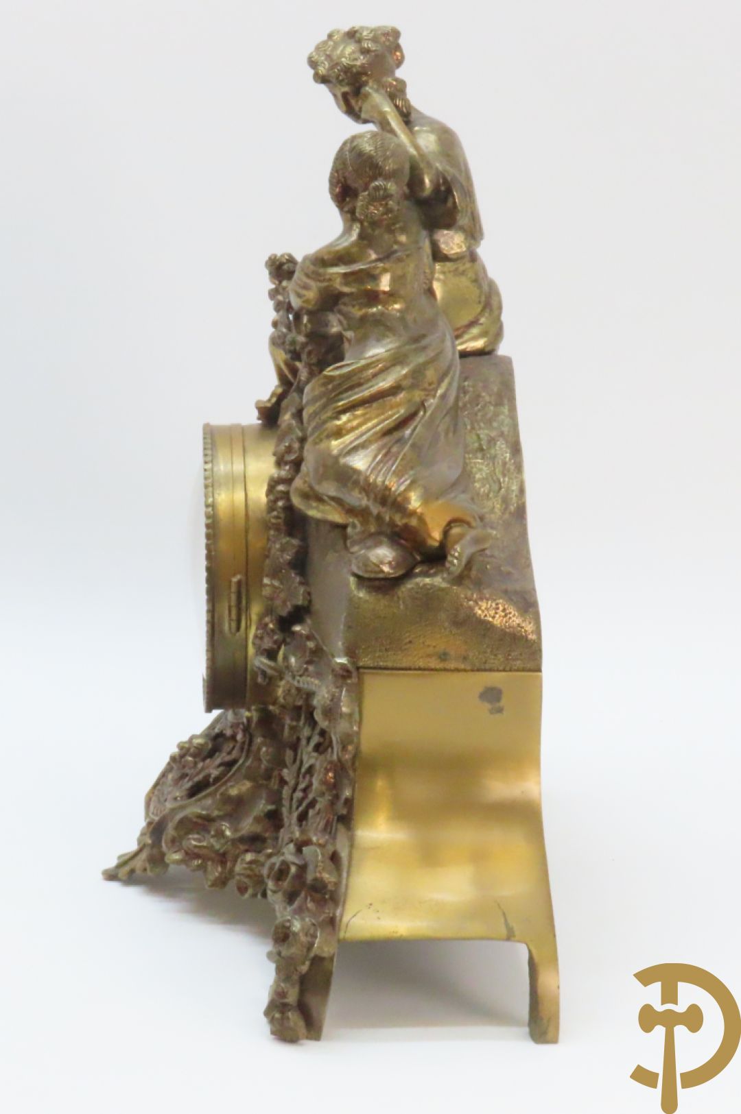 Driedelige bronzen garnituur bestaande uit pendule met 2 dames bovenaan, geflankeerd door paar zesarmige kandelaars