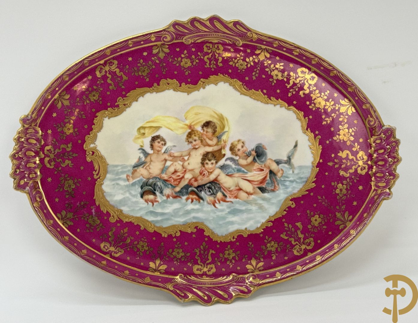 Porseleinen sierbord met decor van cupido