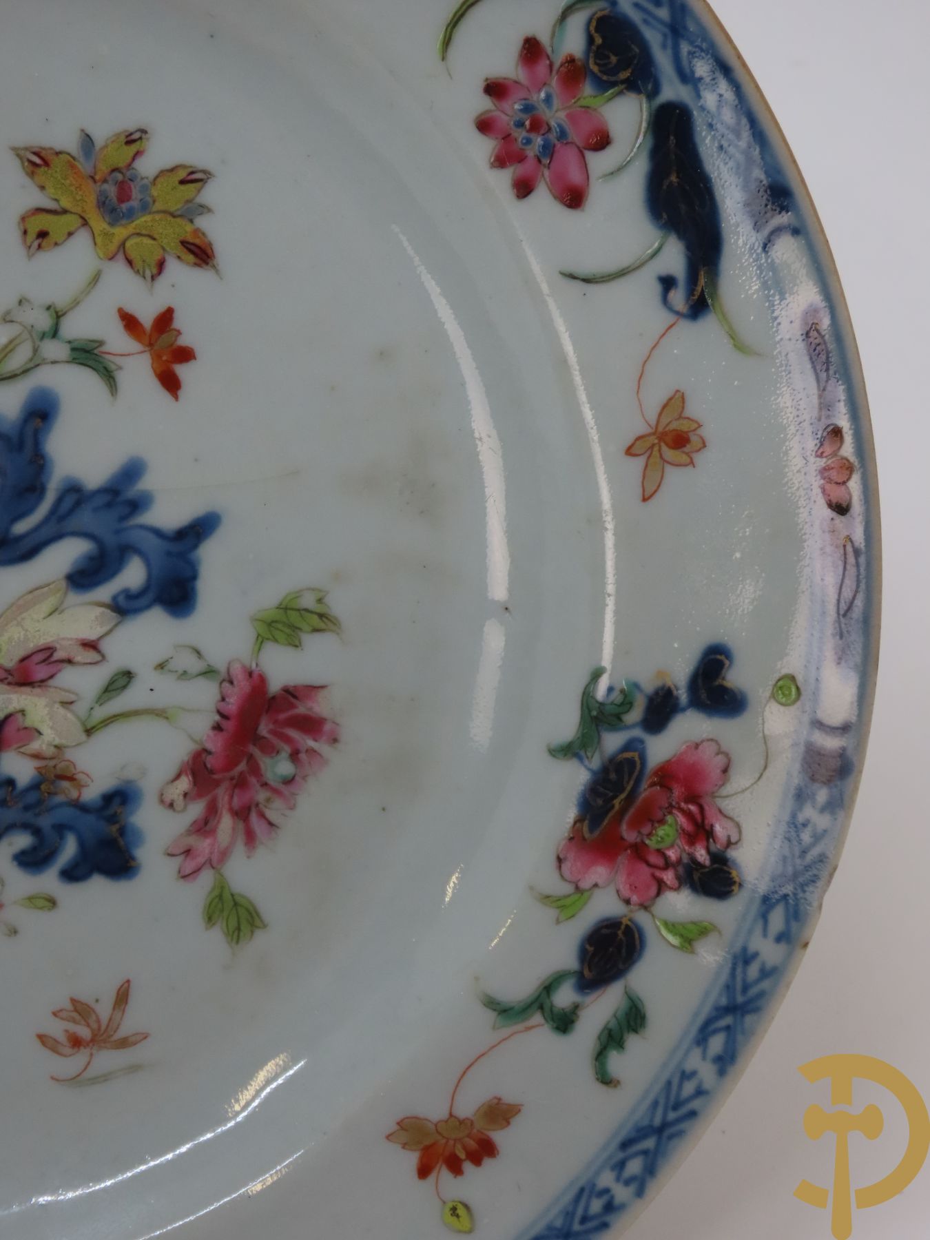 Acht Chinese porseleinen borden w.o. blauw/wit met bloemendecor, 2 blauw/witte borden, 2 Imari borden (1 met ster), 2 porseleinen borden met decor van bloemen in landschap en octagonaal bord