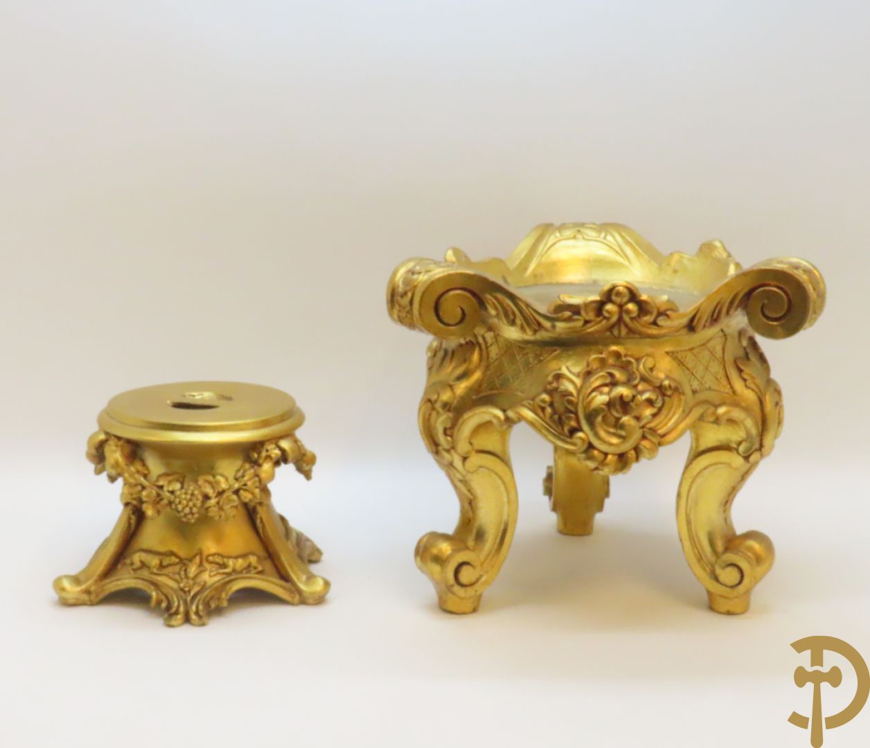 Twee vergulde sokkels met accanthusranken