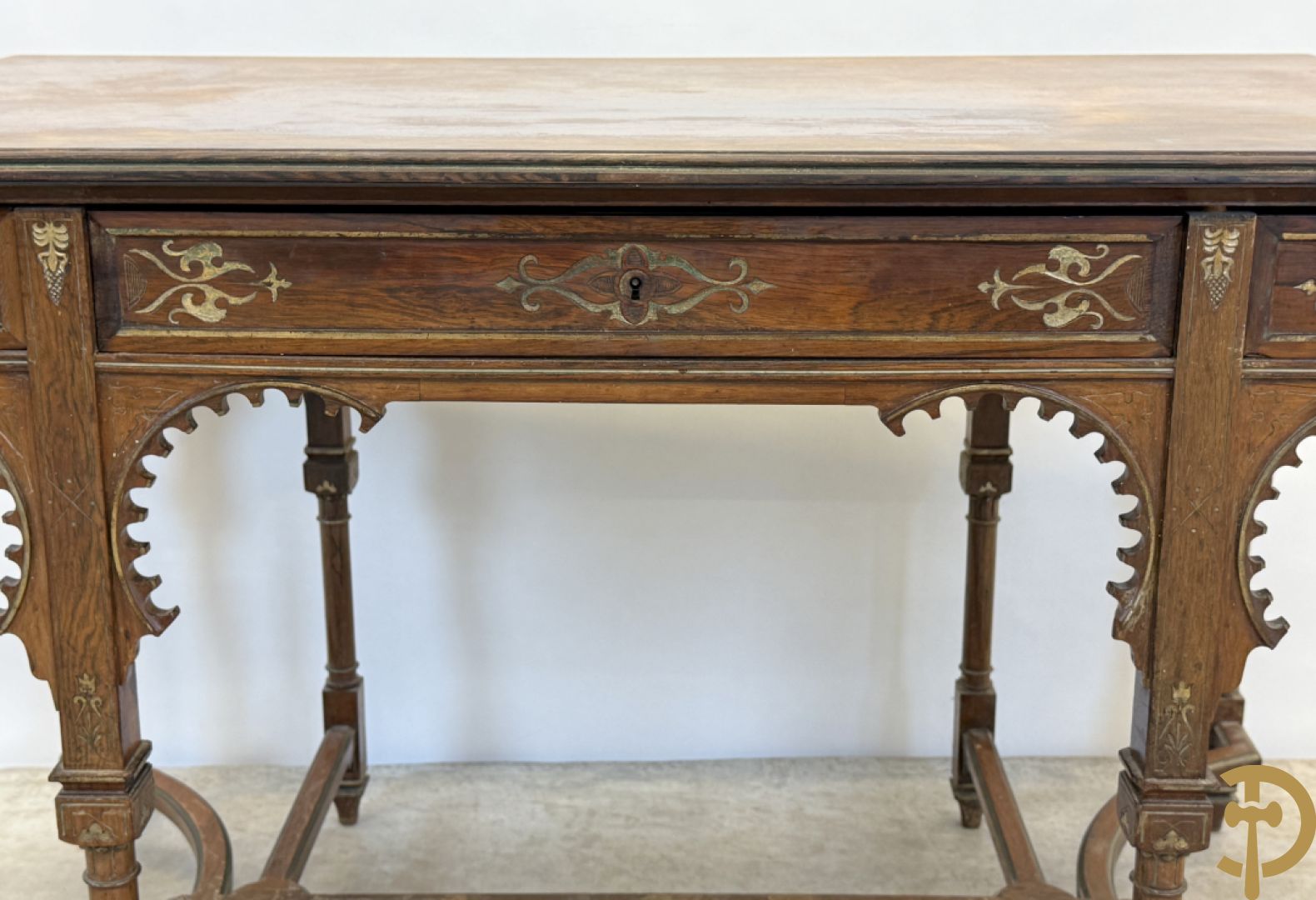 Syrische schrijftafel in exotische houtsoorten met 3 lades op 8 poten met boogvormige en deel vergulde motieven, 19e