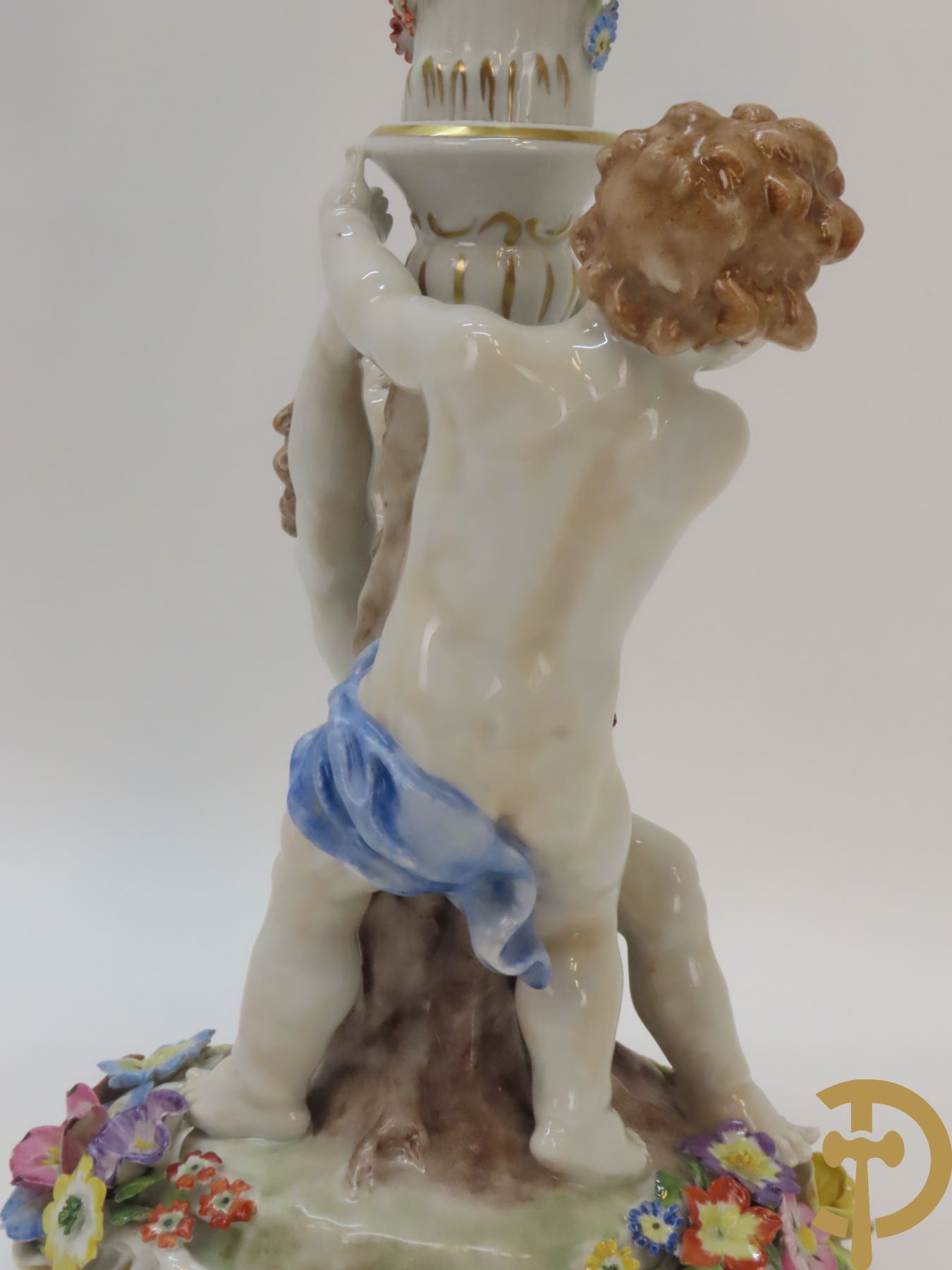 Twee porseleinen vijfarmige kandelaars met cupido