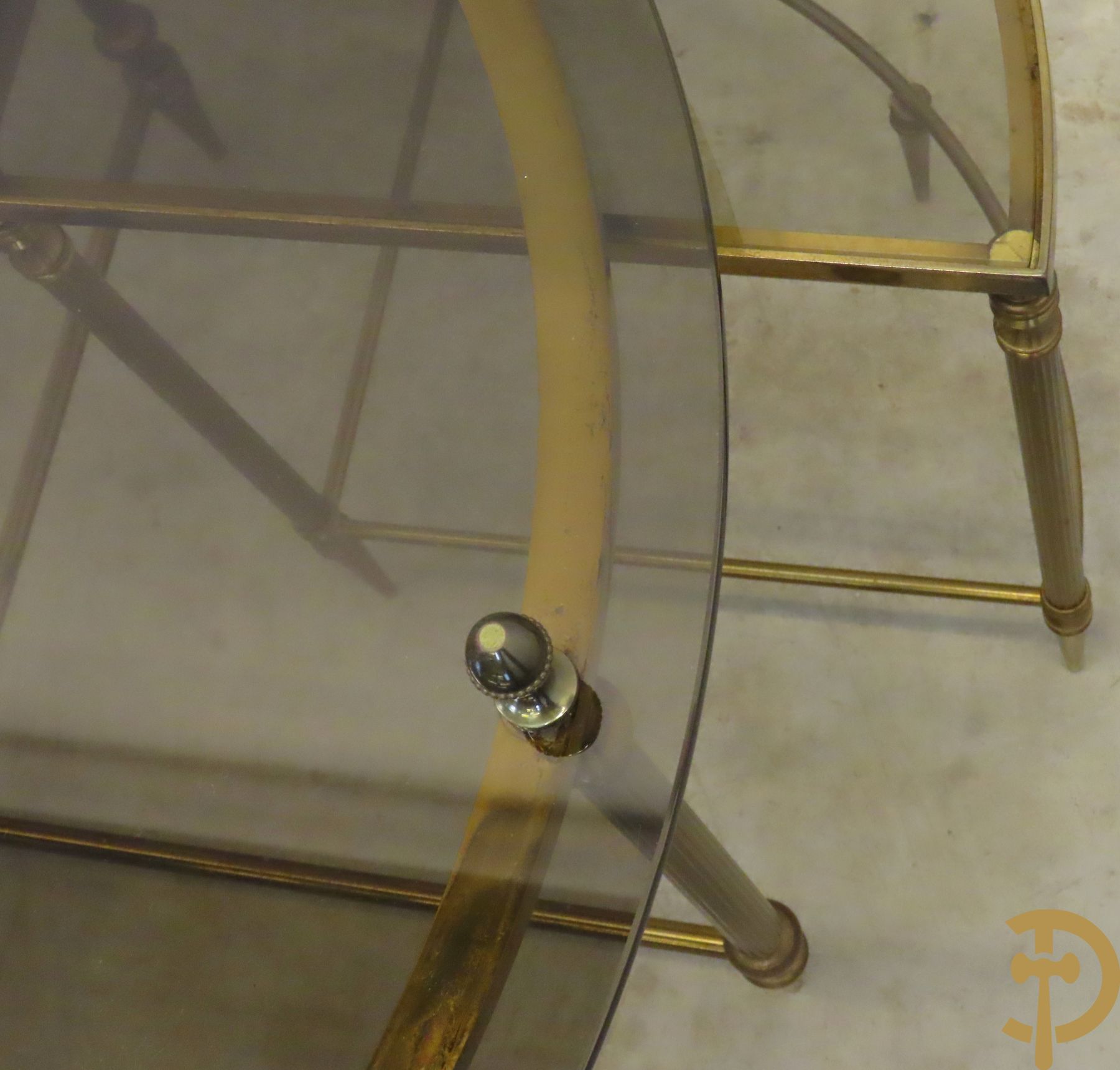 Vintage salontafel met gefumeerd glazen rond blad bezet met denappels op koperen onderstel - eronder met 4 inschuifbare kwartvormige bijzettafeltjes