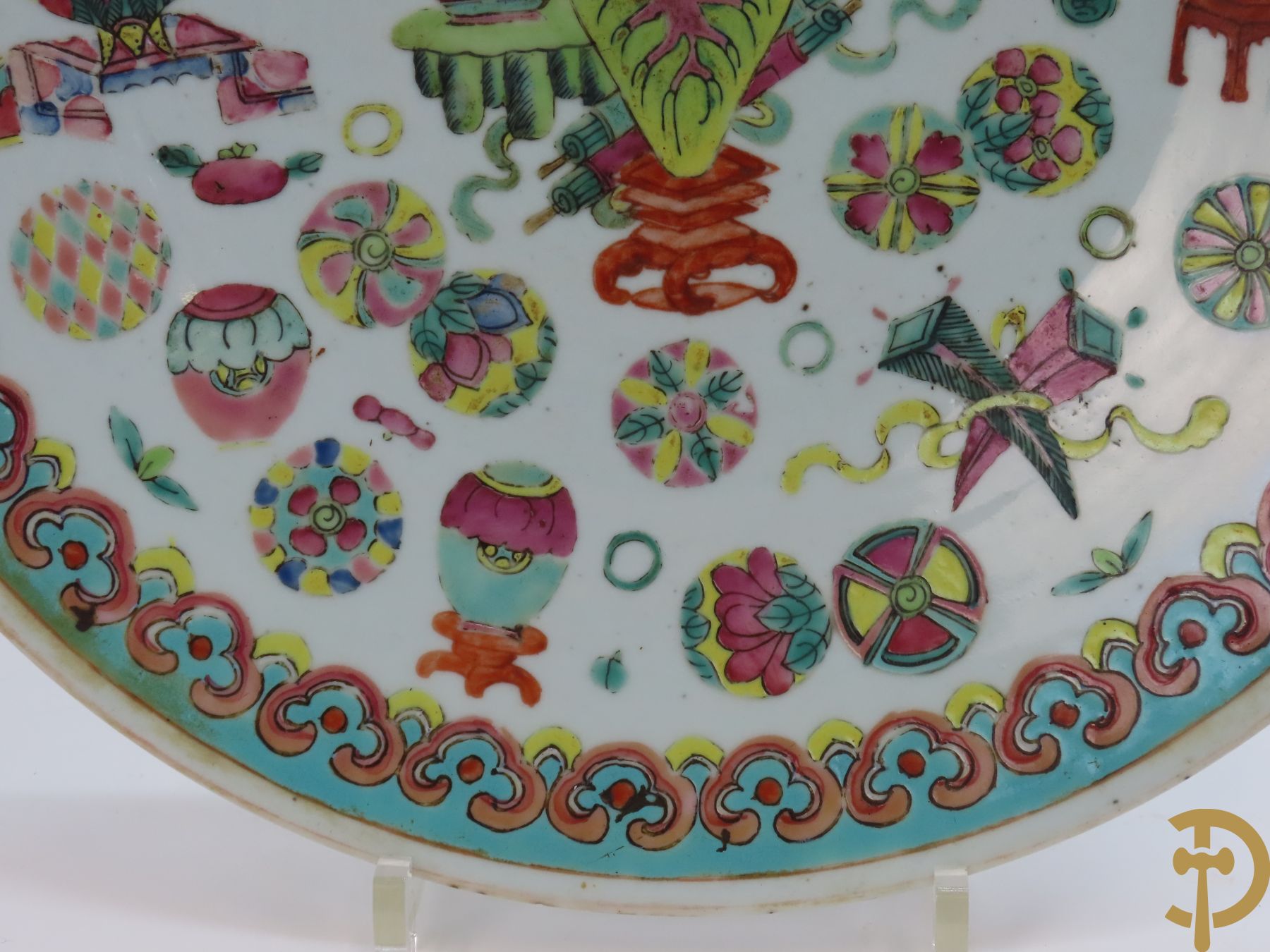 Chinese porseleinen grote schotel met antiquiteitendecor + dekselpotiche met decor van bloemen en Chinese tekens