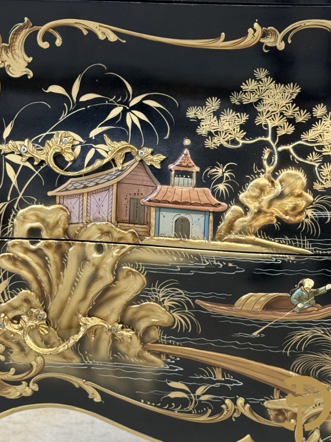 Zwartgelakte gebuikte tweeladencommode met Chinoiserie decor en marmeren blad