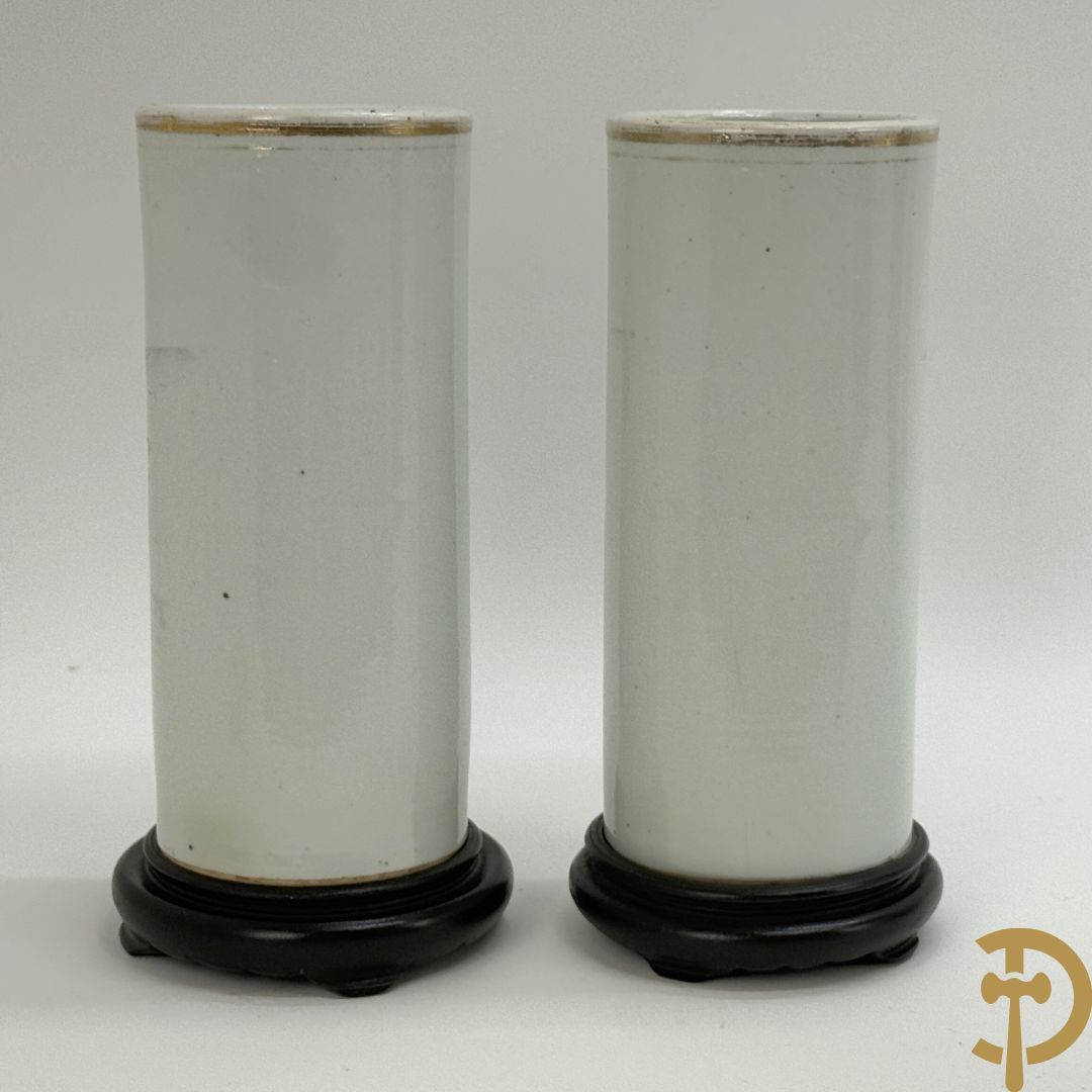 Paar Chinese porseleinen rolvaasjes met landschapsdecor