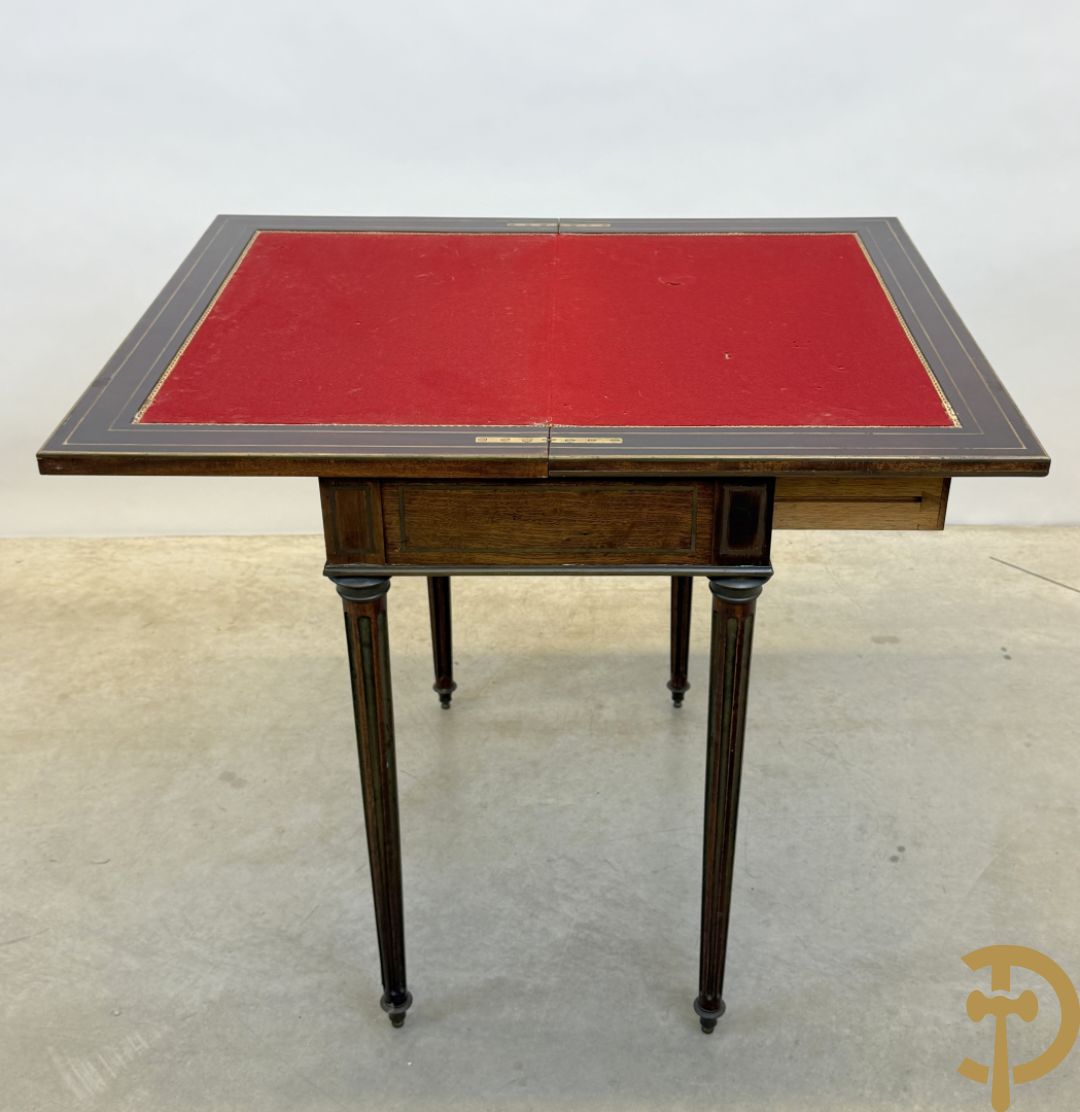 Openklapbare speeltafel en ingewerkt schrijfbureau met koperinlegwerk