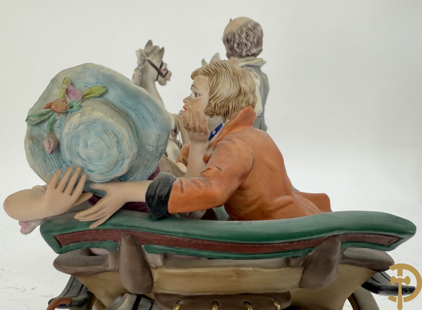 Zes porseleinen groepen Capo di Monte : Paarden met koets, oude man op bank, dame met kinderen, cupido