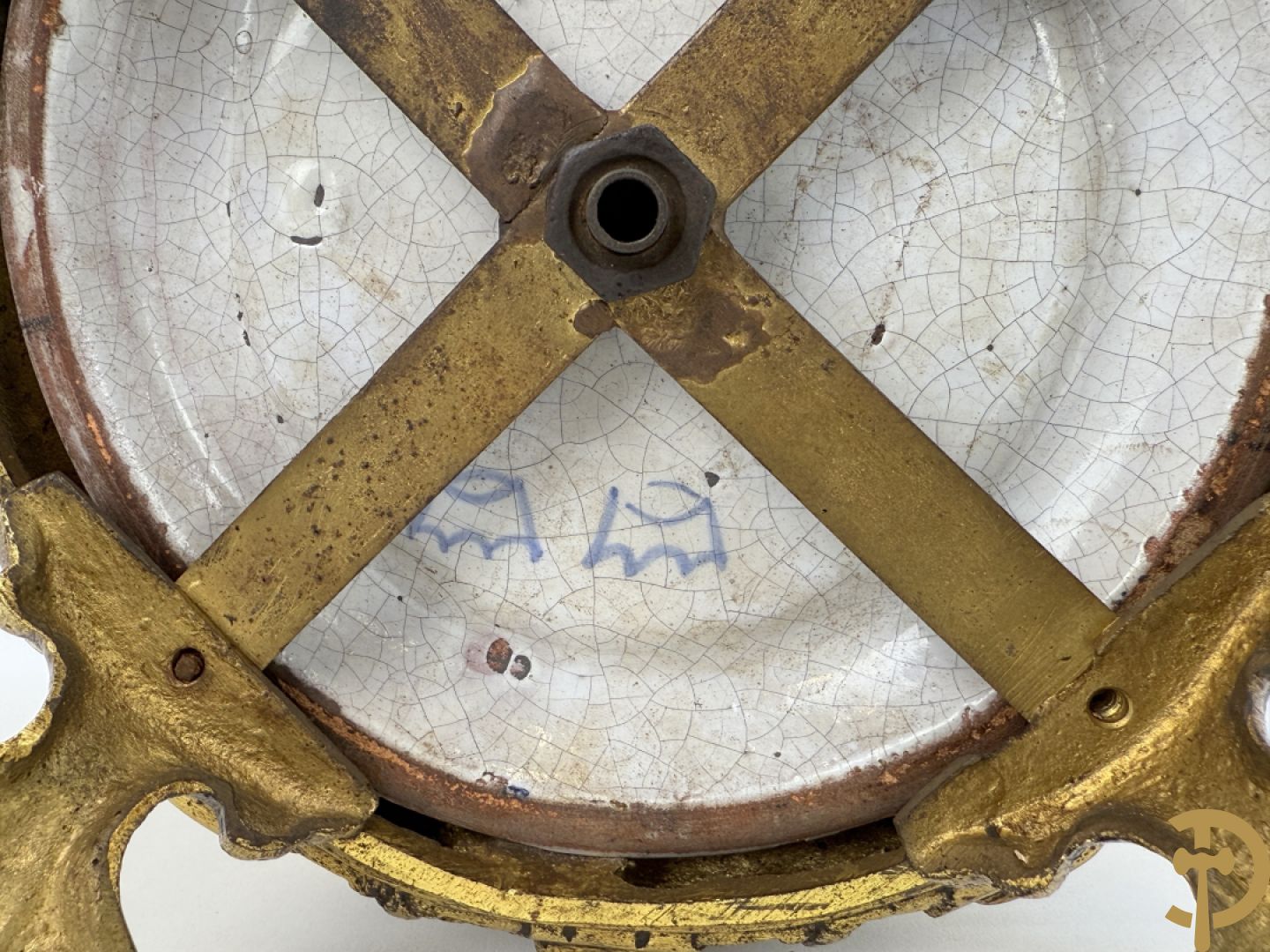 Dekselpotiche met decor van cupido in cartouche en bezet met bronzen ornamenten