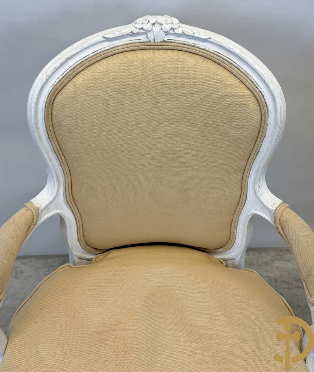 Paar wit gemonochromeerde Louis XV armzetels op voluutvormige poten + 1 andere