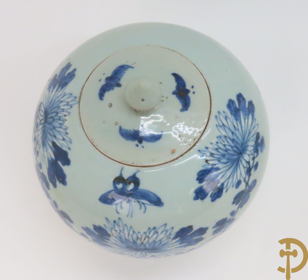 Porseleinen Chinese vaas met bloemendecor + potiche met bloemendecor + tabakspot