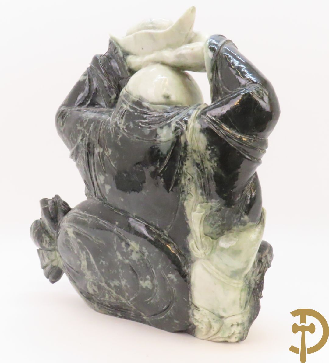 Zittende lachende boedha met kralenkrans en fo hond in gesculpteerde tweekleurige nefriet