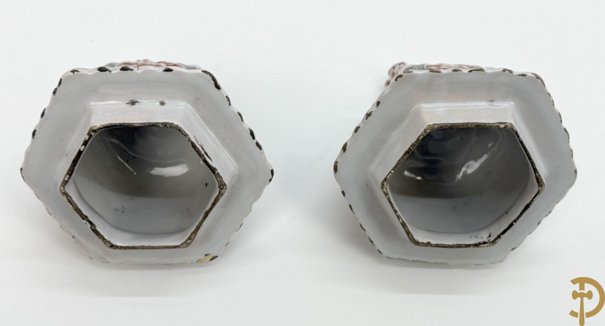 Paar polychrome Delftse zeshoekige dekselvazen met bloemen- en vogeldecor + 4 Strassbourgborden