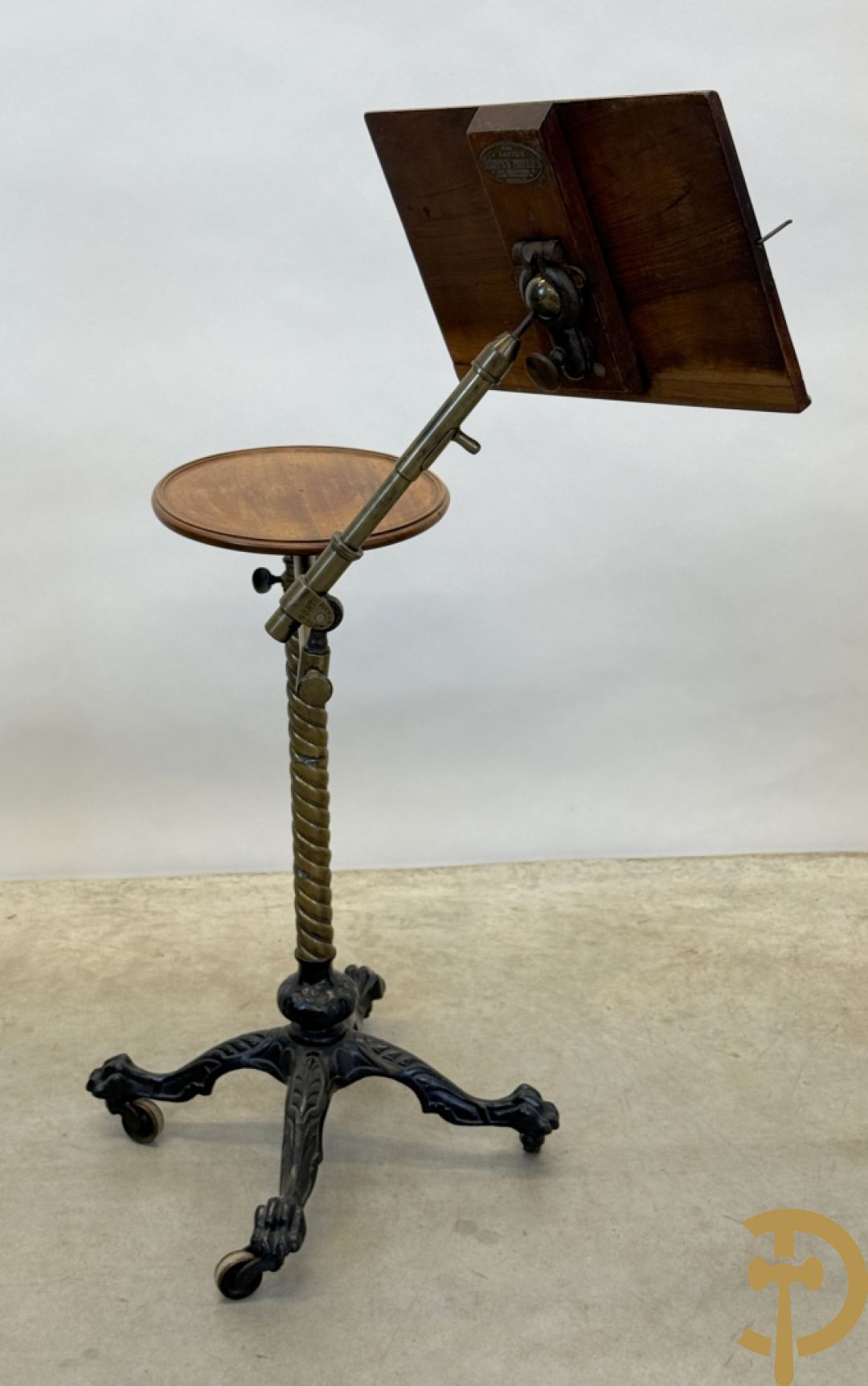 Leesstandaard met verstelbare boekhouder en zijdelings omhoog verplaatsbaar bijzettafeltje voor thee op gietijzeren draaibare voet, rond 1900 gemerkt J . CARTER - North