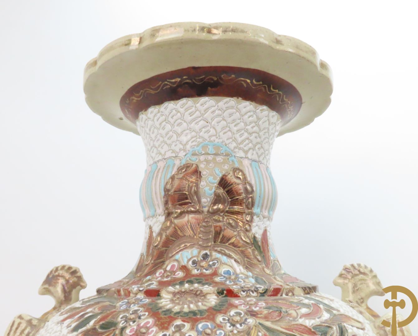 Paar Japanse Satsumat vazen met kijgerdecor en geanimeerde scènes, zijdelings met vogels bezet